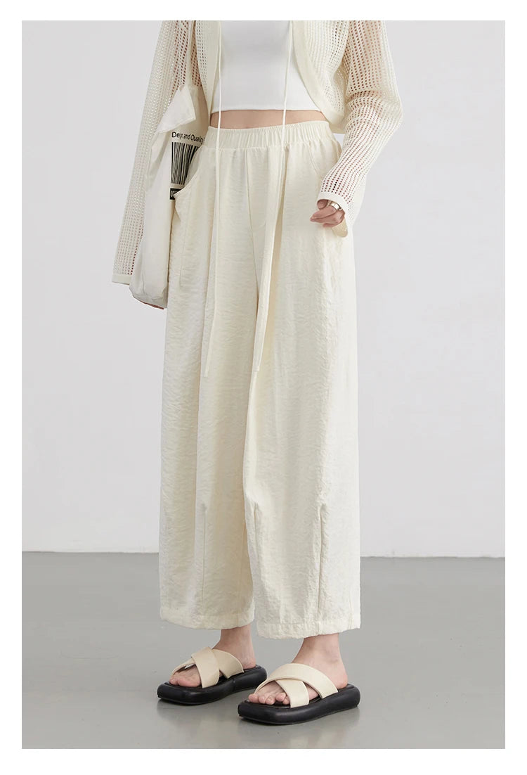 High-Waist White Pleated Pants – 2025 Collection