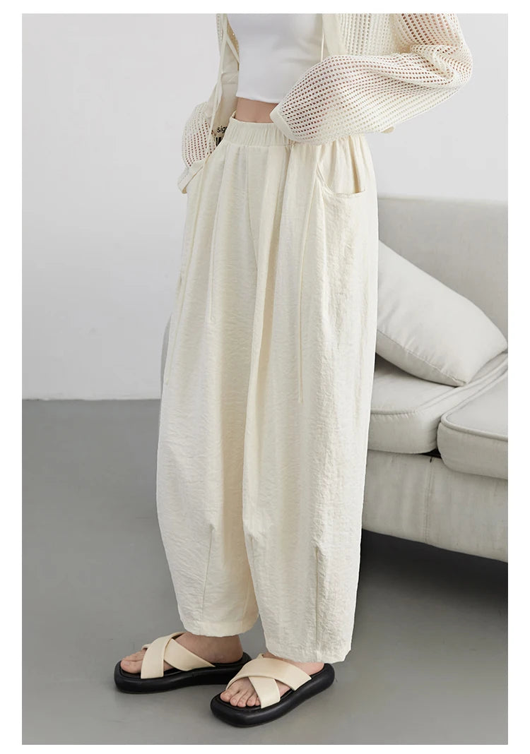 High-Waist White Pleated Pants – 2025 Collection